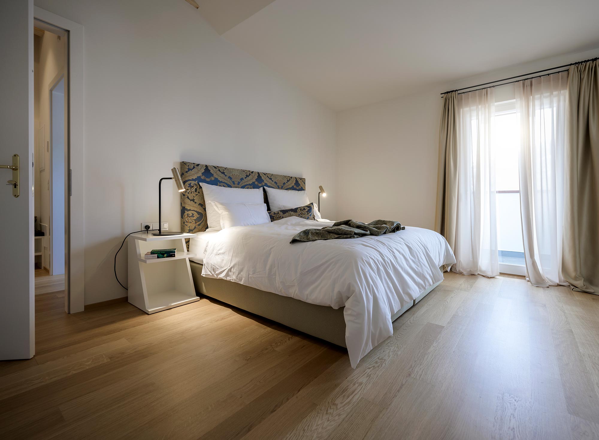 Schlafzimmer mit Doppelbett