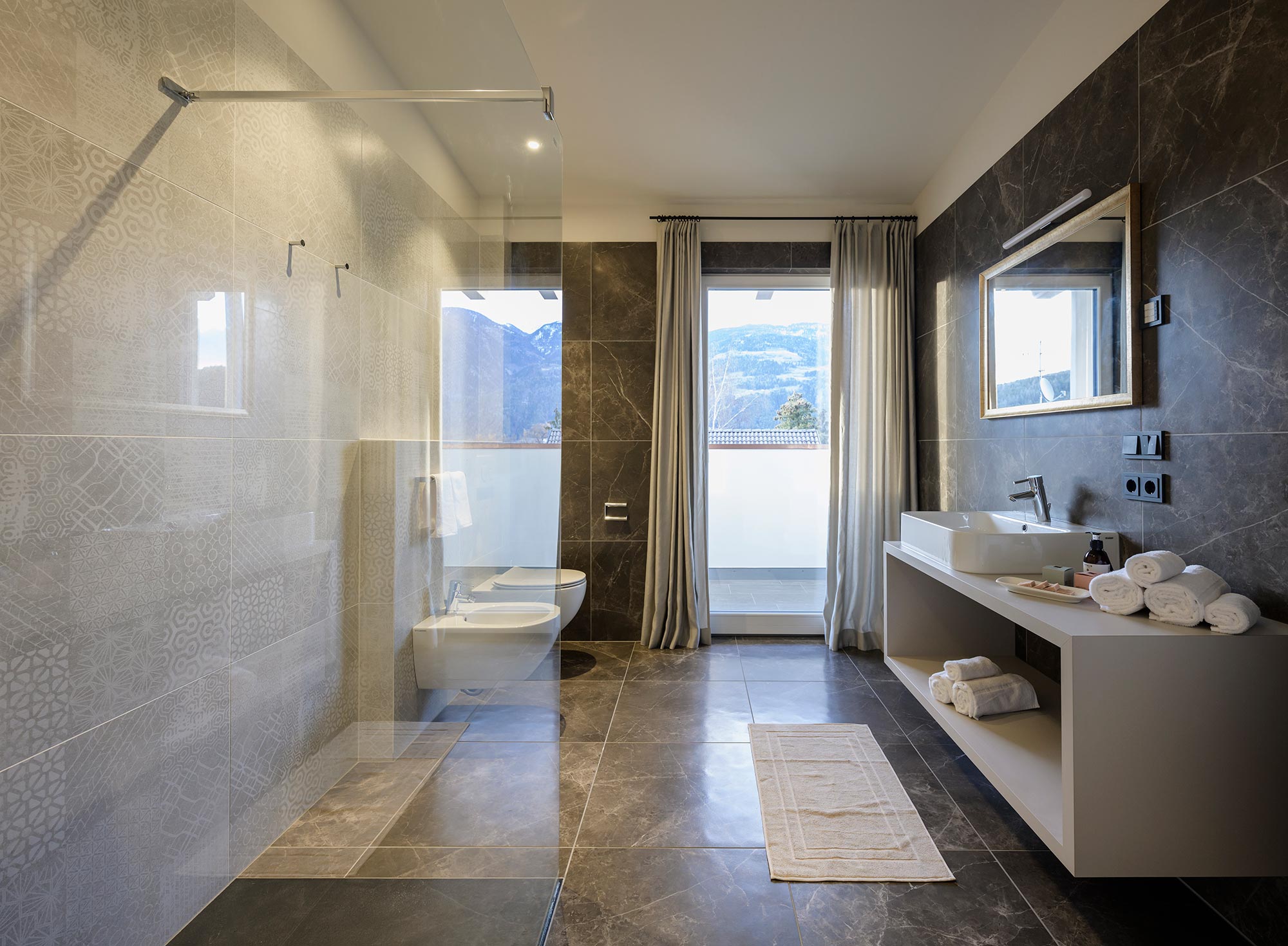 Badezimmer mit Tageslicht