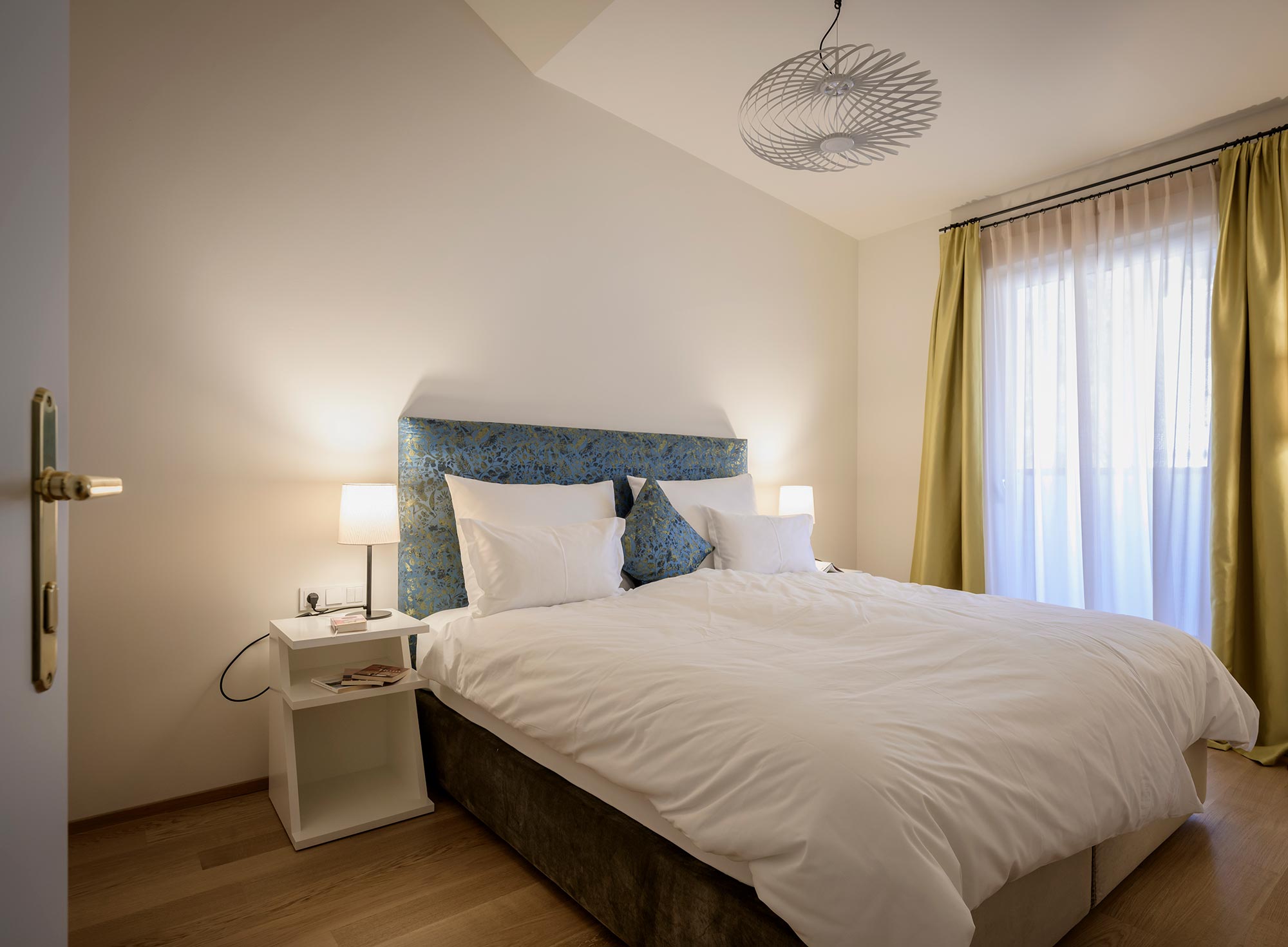 Schlafzimmer mit Doppelbett