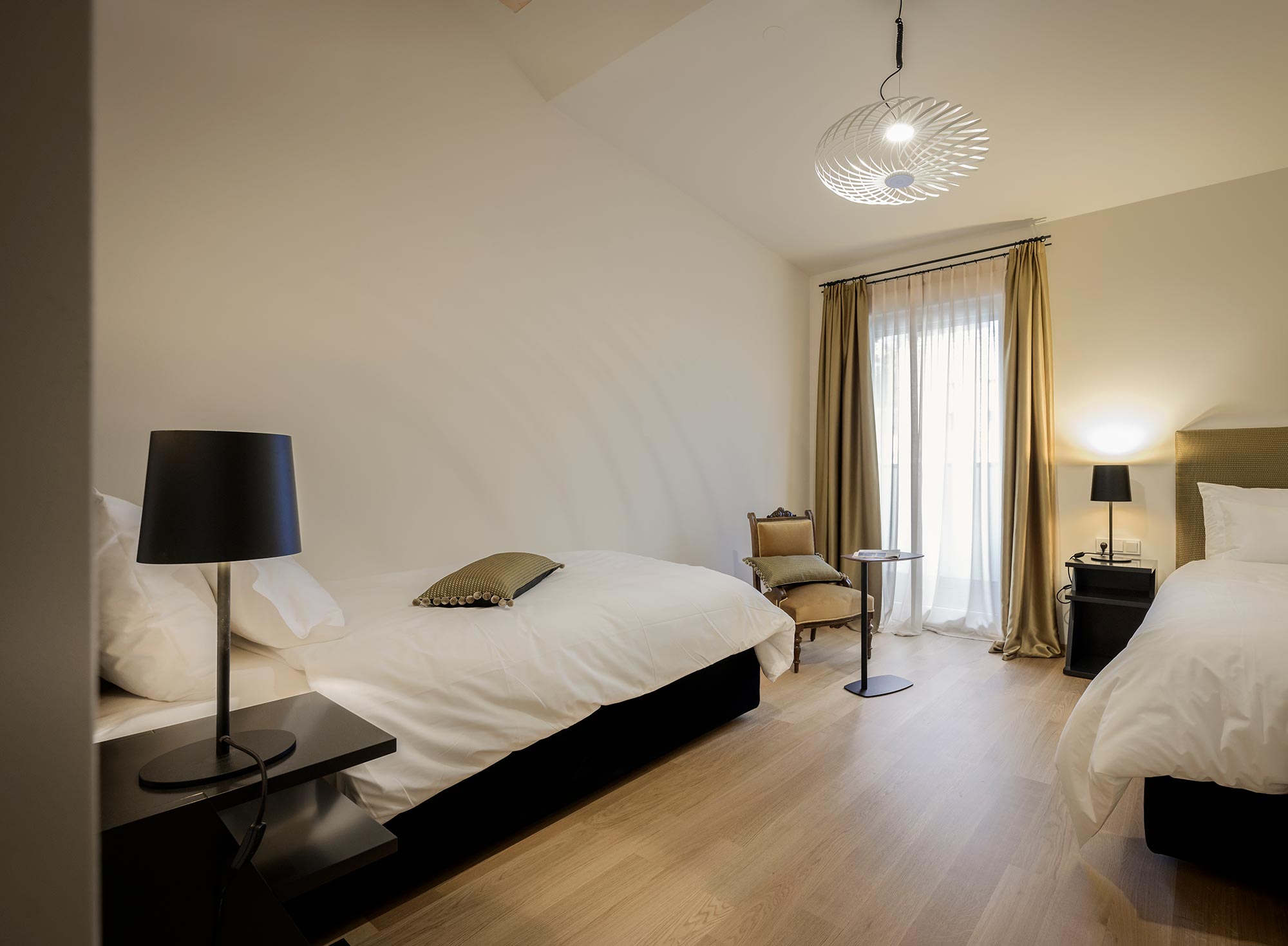 Schlafzimmer mit zwei Einzelbetten